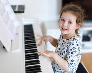 Piyano çalan bir çocuğa alınabilecek hediyeler