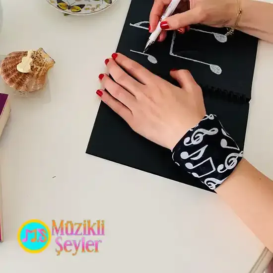 Siyah Beyaz Notalı Fular